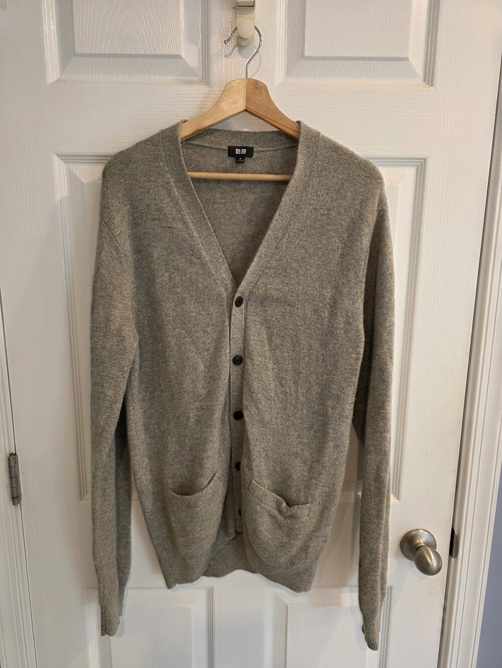 Uniqlo Men’s Gray 100% Pure Wool V-Neck Button Cardigan Sweater with Pockets M
